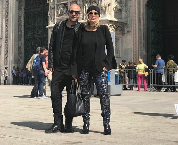 foto tina cipollari e amico