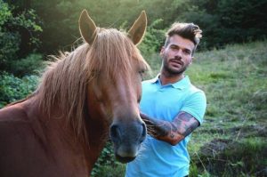 Claudio Sona del trono gay e la sua passione per gli animali