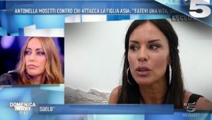 Foto Antonella Mosetti contro Karina Cascella