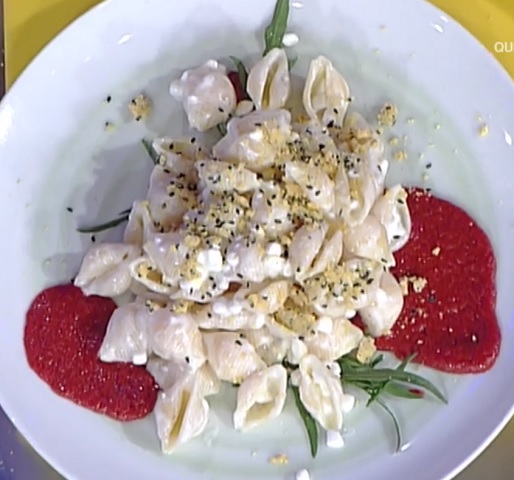 foto conchiglie con fiocchi di latte