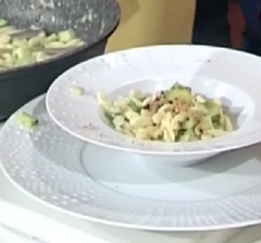 Foto strozzapreti avocado e zucchine Domenica In