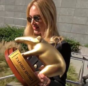 Foto Chiara Ferragni con il tapiro d'oro di Striscia