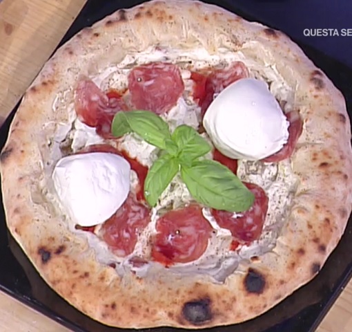 foto pizza con cornicione ripieno