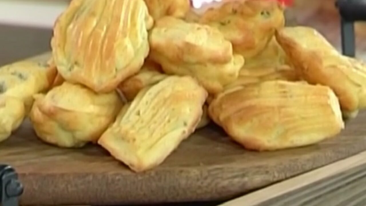 Benedetta Parodi Ricetta Tronchetto Di Natale.Benedetta Parodi Ricette Madeleines Al Salmone Ed Eliche Di Sfoglia Lanostratv