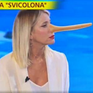 foto sonia bruganelli attacca striscia la notizia