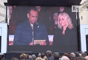 foto carlo conti e antonella clerici in lacrime per fabrizio frizzi