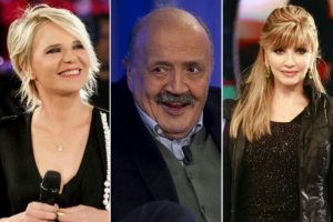 foto maurizio costanzo parla della de filippi e della carlucci