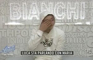 foto luca capomaggi consolato da maria de filippi