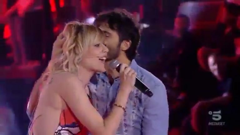Laura Chiatti Canta A Mano A Mano