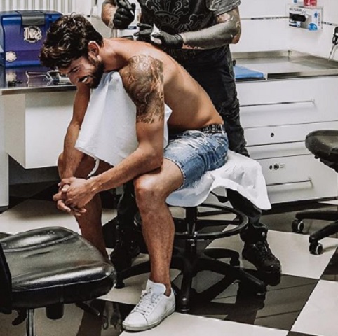 foto ignazio moser si fa un tatuaggio per cecilia