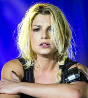 foto emma marrone accuse fan marco replica chiude fanpage