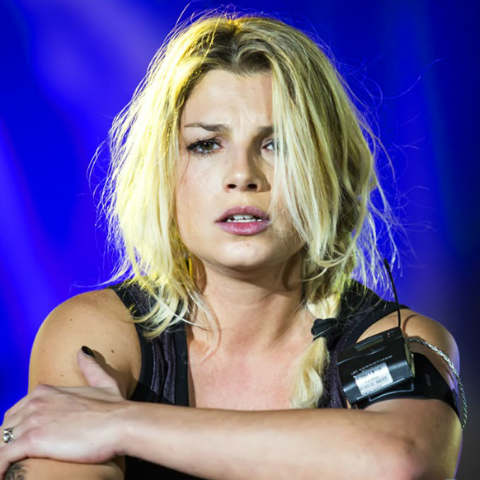 foto emma marrone accuse fan marco replica chiude fanpage