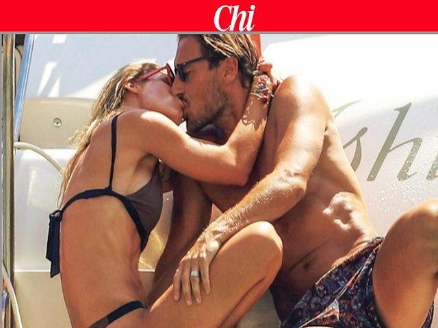 foto bacio ilary blasi e francesco totti