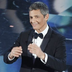 Fiorello su Rai1: il suo nuovo programma è saltato? Il ritorno di Rosario Fiorello nel prime time del primo canale della Tv di Stato si allontana sempre più. Le trattative per uno show autunnale stanno subendo dei ritardi per una serie di questioni burocratiche, produttive e organizzative. Il settimanale Chi, nel nuovo numero in edicola questa settimana, ha rivelato che lo spettacolo dello showman siciliano è saltato. Erano quattro le puntate previste per Fiorello in onda nella serata del lunedì contro la terza edizione del Grande Fratello Vip condotto da Ilary Blasi, dal 19 novembre al 10 dicembre. L'idea di andare in onda da un palatenda appositamente creato a Tor di Quinto a Roma ha creato non poche difficoltà, proprio perchè quell'area è ad oggi sotto inchiesta per abusi edilizi e non si esclude nemmeno che l'indagine si concluda con un sequestro. Il ritorno di Fiorello dalla Rai è di nuovo lontano nonostante le smentite dello stesso artista all'ANSA: "Sono prontissimo per il mio nuovo show in Rai. Decideremo insieme ai nuovi vertici dove farlo e quando". Il mattatore comunque rimane ancora fiducioso nonostante alcuni intoppi burocratici da risolvere tempestivamente. Fiorello: il suo nuovo show su Rai1 è stato cancellato o rinviato al 2019? Sembrava già tutto chiuso e in fase di costruzione il nuovo programma di Fiorello su Rai1 che avrebbe sancito il suo ritorno in prima serata a distanza di 7 anni dopo Il più grande spettacolo dopo il weekend. Il varietà, in onda per 4 puntate, aveva fatto registrato numero da capogiro: per la prima puntata ha fatto registrare quasi il 40% di share incollando 10 milioni di telespettatori con un progressivo aumento nelle altre puntate fino all'ultima dove ha raggiunto il picco di ascolti con il 50,23% di share e quasi 17 milioni di telespettatori. Il settimanale Chi, e confermato all'AdnKronos e da altre fonti, ha fatto sapere che il nuovo varietà prodotto dalla società Ballandi è saltato per una serie di questioni organizzative e produttive. All'inizio Fiorello voleva ricreare uno studio in un tendone aperto, esattamente come fece per il Fiorello Show andato in onda su Sky Uno nel 2009, creando non pochi problemi. All'ANSA Fiorello ha smentito le voci secondo cui il suo ritorno sarebbe a rischio, ammettendo i problemi per la realizzazione dello spettacolo: "Nessuno aveva dato conferma dello spettacolo, tanto che non era stato annunciato alla presentazione dei palinsesti. Non sto dicendo addio alla Rai, anzi sono prontissimo". Lo showman ha smentito anche le voci secondo cui la Rai non avrebbe gradito la location: "Al contrario si stava adoperando affinchè si potesse usare l'area con qualche problema da risolvere, cosa che ha fatto slittare la preparazione del programma a data da destinarsi".