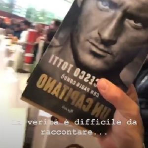 foto Fabrizio Corona con libro di Totti