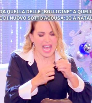 foto Barbara D'Urso si taglia un dito a pomeriggio 5