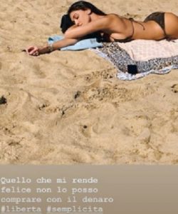 foto Belen Rodriguez in spiaggia