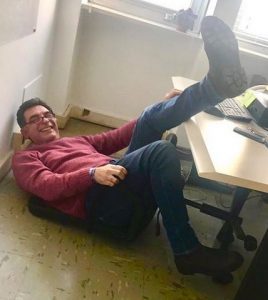 foto Tiberio Timperi caduto dalla sedia