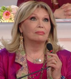 foto laura Pausini stonata Amanda Lear Sanremo Young
