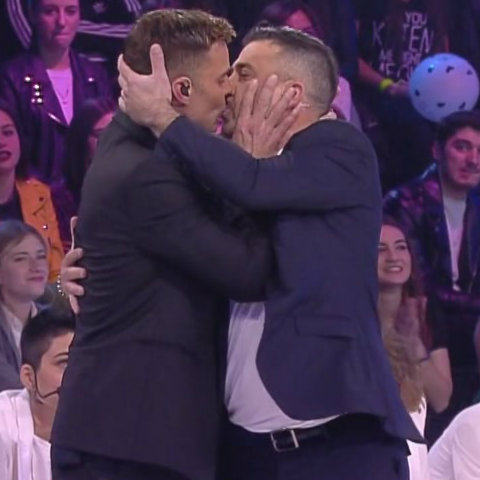 foto Ricky Martin Amedeo Grieco bacio serale di amici