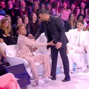 foto Ricky Martin tocca le parti intime di amedeo