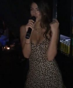 foto Giulia Salemi che canta