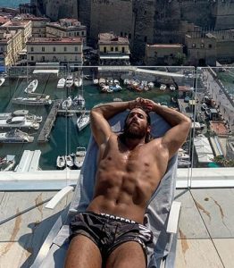 foto Can Yaman a Napoli