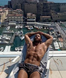 foto Can Yaman a Napoli