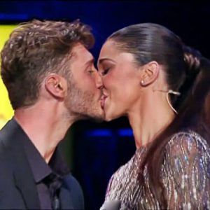 foto Belen Rodriguez finale tu si Que Vales gesto Stefano De Martino