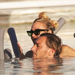 foto Francesco Totti e Ilary Blasi in piscina