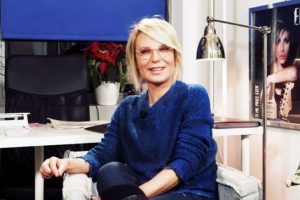 foto maria de filippi parla di amici