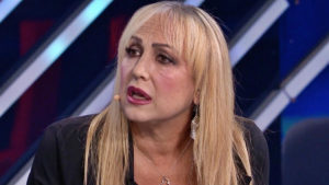 foto Alessandra celentano attaccata serale di amici Maria De Filippi