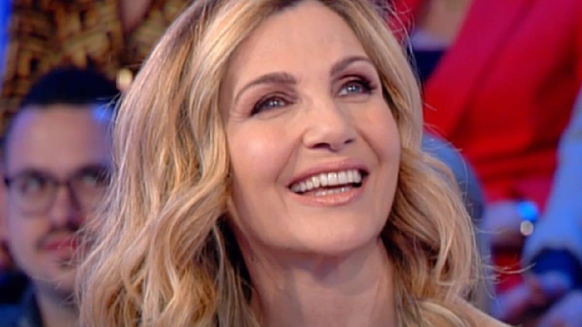 foto Lorella Cuccarini sorridente