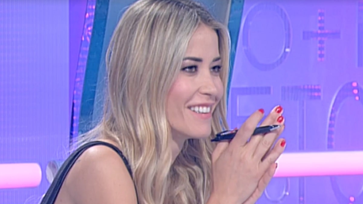 Elena Santarelli fa una gaffe a Italia Si. Liorni: "Ma non è in diretta..." | LaNostraTv