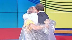 Andrea Delogu e Marcello Masi si abbracciano durante l'ultima puntata de La vita in diretta Estate