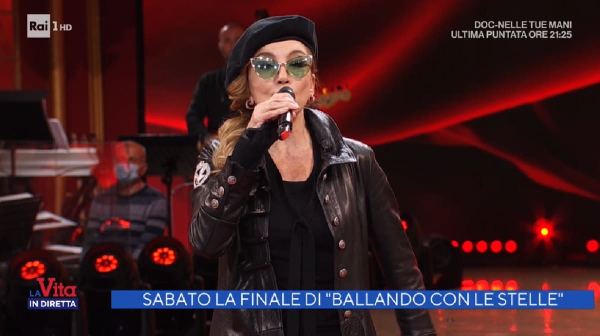 foto di Milly Carlucci a La vita in diretta del 19 novembre