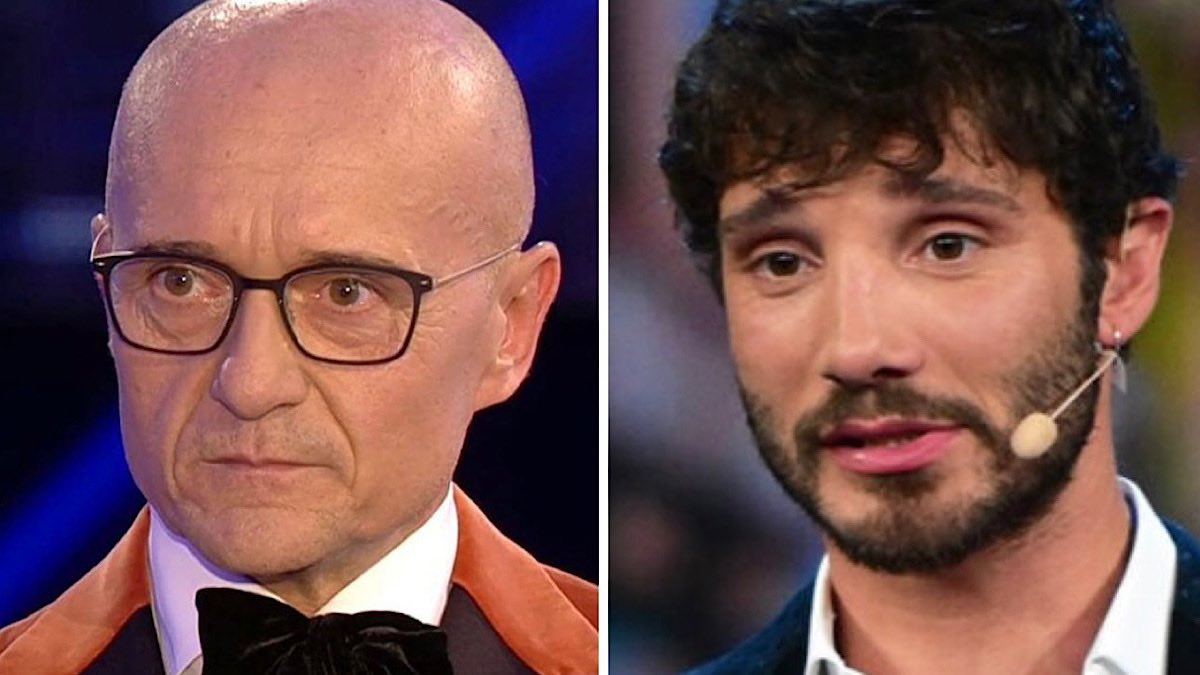 Foto Alfonso Signorini sfida Stefano De Martino