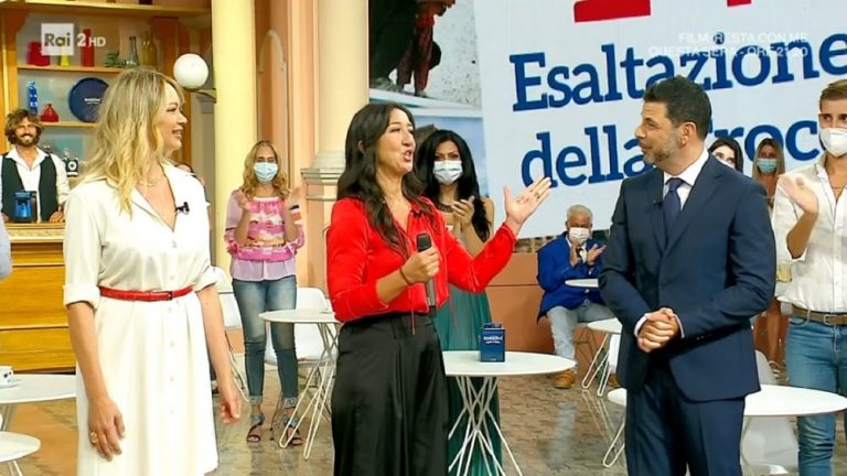I Fatti Vostri Emozione Per Anna Falchi Salvo Sottile Mascherine Per 