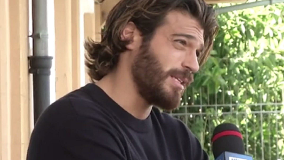 Foto Can Yaman Viola come il mare