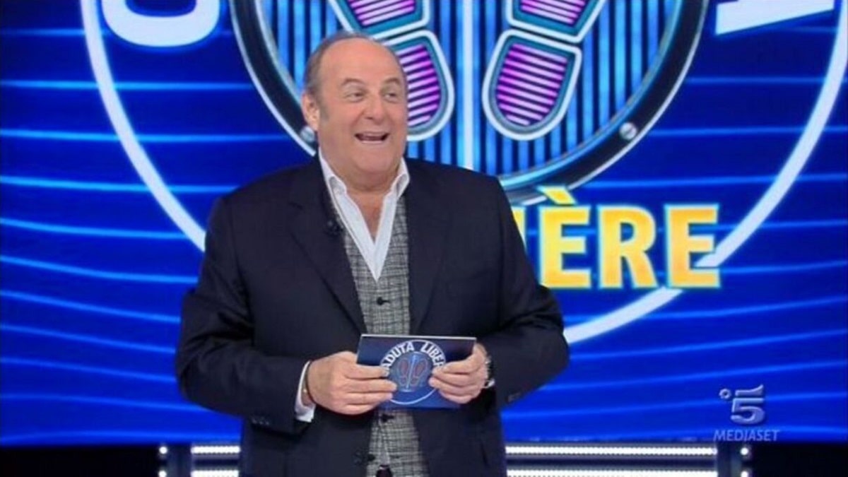 foto gerry scotti a caduta libera