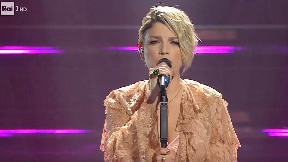 Foto Emma Marrone Sanremo 2022 carabinieri