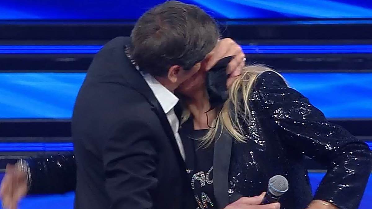 Foto Gianni Morandi bacio Mara Venier