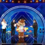 Il cantante mascherato, irrompono i carabinieri. Milly: “Sta svenendo!”