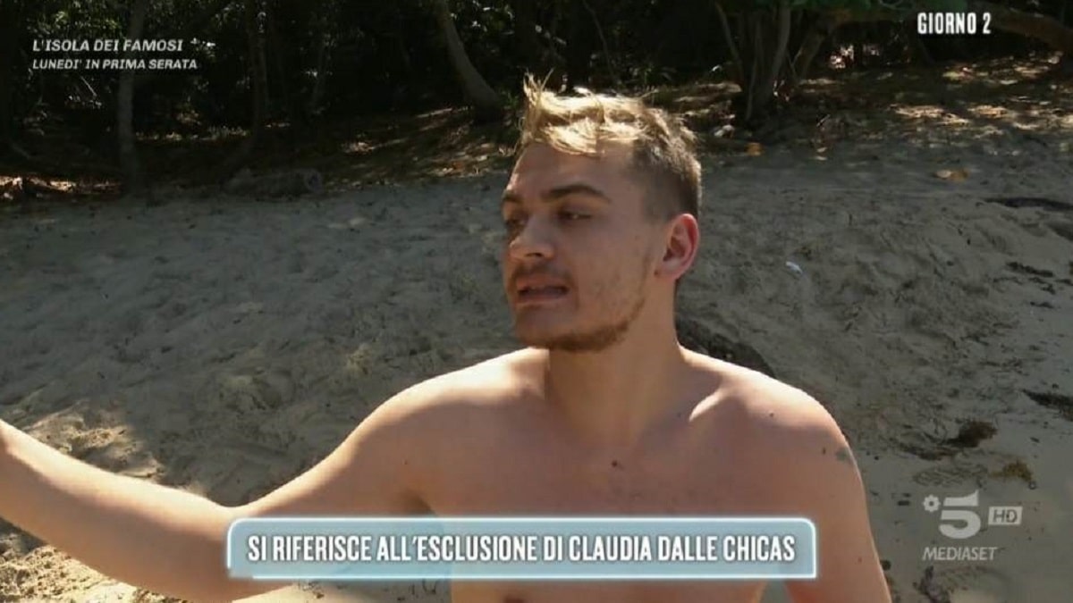 Foto Simone Antolini attaccato Isola