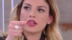 Foto Emma Marrone sotto attacco