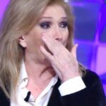 Paura per Iva Zanicchi, cade durante la registrazione di Belve: come sta