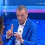 Affari Tuoi, battuta shock di Amadeus: “Mettilo nel caffè del dottore”