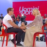 Uomini e Donne oggi: addio vicino per Gemma Galgani, un bacio cambia tutto