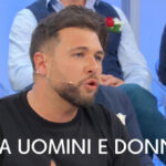 Uomini e Donne, Alessandro Vicinanza è tornato: Maria De Filippi in imbarazzo
