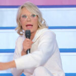 Uomini e Donne, Maria De Filippi ha dubbi su Gemma Galgani: “E’ un tarocco?”